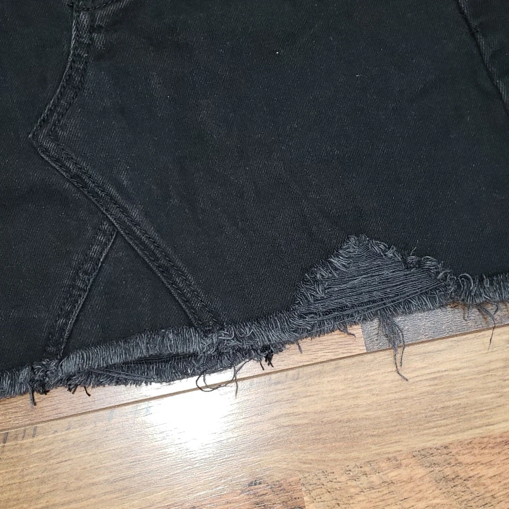 American Eagle Hi-Rise Festival Mini Skirt in Distressed Black Denim, Size 00